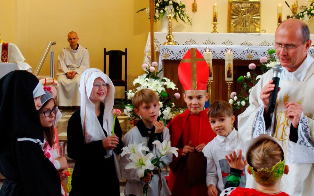 Msza Św. o 12 z procesją dzieci przebranych za świętych