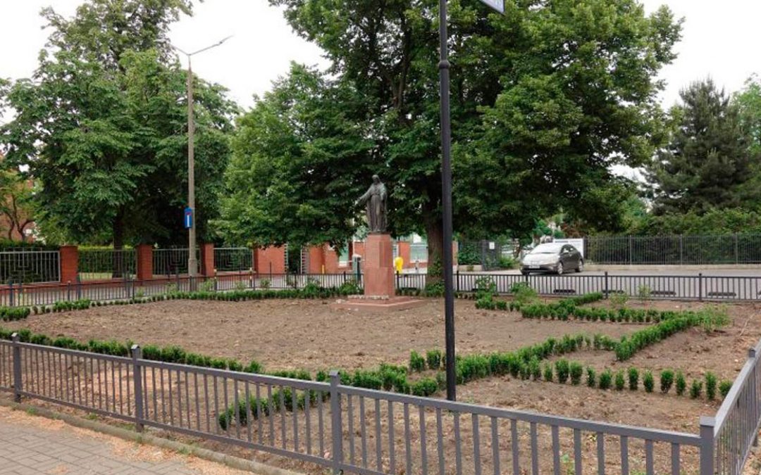 Zmiany na placu przed kościołem